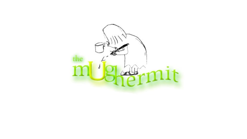 Peut inclure: Illustration fantaisiste d'une figure &eacute;crivant avec une plume et tenant une tasse. Le texte "the Mug Hermit" est en vert avec une lueur jaune. Fond blanc.