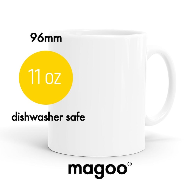 Peut inclure: Un mug en c&eacute;ramique blanc avec une anse incurv&eacute;e. Le mug mesure 96 mm de haut et contient 11 oz. Le texte "dishwasher safe" est sous un cercle jaune. La marque "magoo" est en bas.