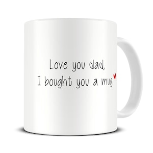 Pu&ograve; includere: Una tazza in ceramica bianca con testo nero che recita "Love you dad, I bought you a mug." Un piccolo cuore rosso &egrave; accanto alla parola "mug."
