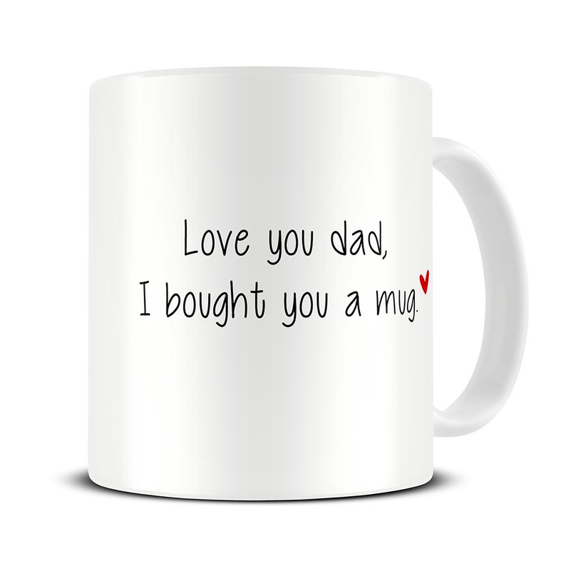 Pu&ograve; includere: Una tazza in ceramica bianca con testo nero che recita "Love you dad, I bought you a mug." Un piccolo cuore rosso &egrave; accanto alla parola "mug."