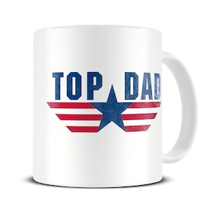 Peut inclure: Mug en c&eacute;ramique blanche avec un motif bleu et rouge qui dit "TOP DAD" avec une &eacute;toile et des ailes.