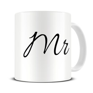 以下が含まれることがあります： 黒い筆記体で「Mr.」と書かれた白いセラミック製のマグカップです。