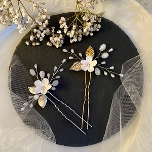 Kleine Porzellan Blume mit Perlen in weiß Braut Haarnadel mit Blume aus Modelliermasse Hochzeit Haarschmuck universal minimalistisch elegant Bild 1