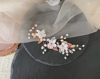 Brauthaarschmuck in Roségold mit Perlen und Blumen aus Modelliermasse Haarranke Brautschmuck in Weiß und Roségold Perlen Porzellanblumen