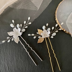 Kleine Porzellan Blume mit Perlen in weiß Braut Haarnadel mit Blume aus Modelliermasse Hochzeit Haarschmuck universal minimalistisch elegant Bild 2