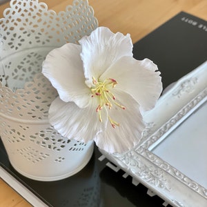 White flowers on hairpins individually or set of bridal hair accessories with real clay flowers made from modeling clay Große Blume