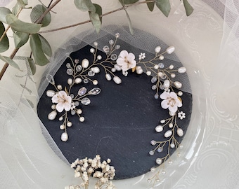 Gold Brauthaarschmuck Braut Diadem mit Perlen und kleinen Blumen aus Modelliermasse Haardraht Handmade Boho Haarschmuck in Weiß Clay Flowers