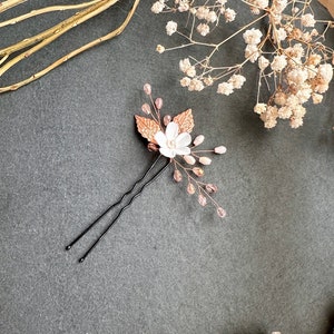 Kleine Porzellan Blume mit Perlen in weiß Braut Haarnadel mit Blume aus Modelliermasse Hochzeit Haarschmuck universal minimalistisch elegant Bild 5