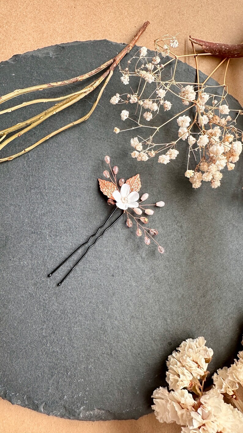 Kleine Porzellan Blume mit Perlen in weiß Braut Haarnadel mit Blume aus Modelliermasse Hochzeit Haarschmuck universal minimalistisch elegant Bild 5