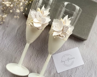 Cream White Freesias on Wedding Glasses Champagne Glasses Bride Groom Glass Champagne Glasses with Clay Flowers Champagne Glasses Ivory Wedding