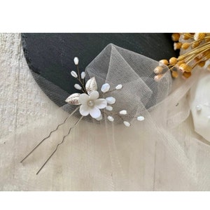 Kleine Porzellan Blume mit Perlen in weiß Braut Haarnadel mit Blume aus Modelliermasse Hochzeit Haarschmuck universal minimalistisch elegant Bild 7
