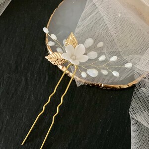 Kleine Porzellan Blume mit Perlen in weiß Braut Haarnadel mit Blume aus Modelliermasse Hochzeit Haarschmuck universal minimalistisch elegant Bild 4