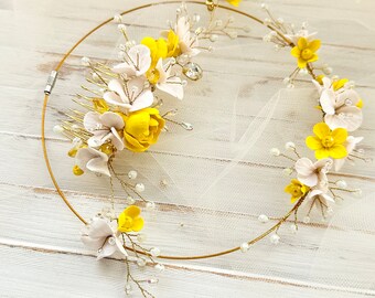 Haarschmuck in gelb Haarkrone mit zarten Blumen und Perlen in gelb Gold Pfingstrosen Romantik aus Modelliermasse Haardiadem und Halsschmuck