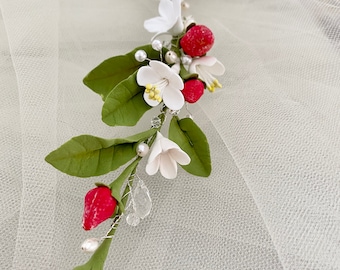 Romantischer Braut Haarschmuck für eine Sommerhochzeit, Haarrebe mit Erdbeeren Blumen und Perlen , Handmade Kopfschmuck, Beeren Blüten