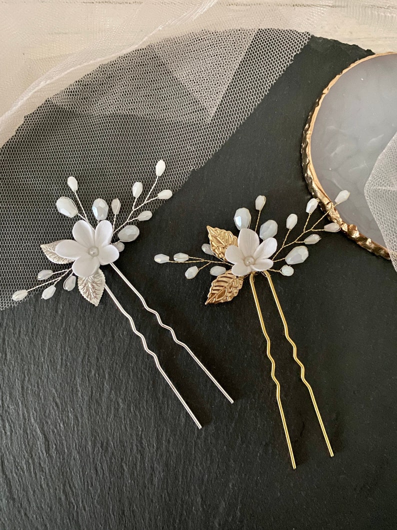 Kleine Porzellan Blume mit Perlen in weiß Braut Haarnadel mit Blume aus Modelliermasse Hochzeit Haarschmuck universal minimalistisch elegant Bild 2