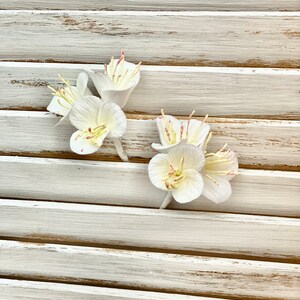 White flowers on hairpins individually or set of bridal hair accessories with real clay flowers made from modeling clay 3 kleine Blumen