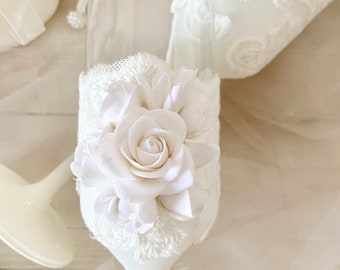 Hochzeitsgläser Handmade Braut Bräutigam Gläser Sektgläser mit Clay flowers zarte weiße Rosen Geschenk zur Hochzeit Hochzeitsgeschenk