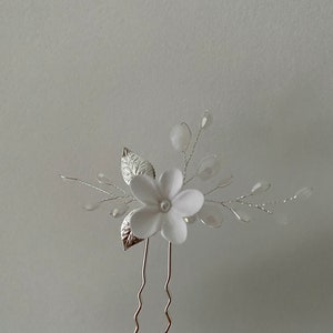Kleine Porzellan Blume mit Perlen in weiß Braut Haarnadel mit Blume aus Modelliermasse Hochzeit Haarschmuck universal minimalistisch elegant Bild 9
