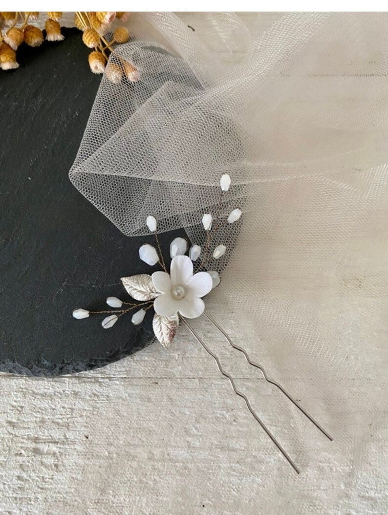 Kleine Porzellan Blume mit Perlen in weiß Braut Haarnadel mit Blume aus Modelliermasse Hochzeit Haarschmuck universal minimalistisch elegant Bild 6