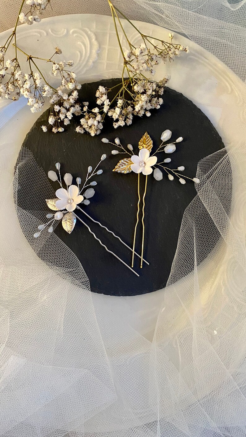 Kleine Porzellan Blume mit Perlen in weiß Braut Haarnadel mit Blume aus Modelliermasse Hochzeit Haarschmuck universal minimalistisch elegant Bild 1