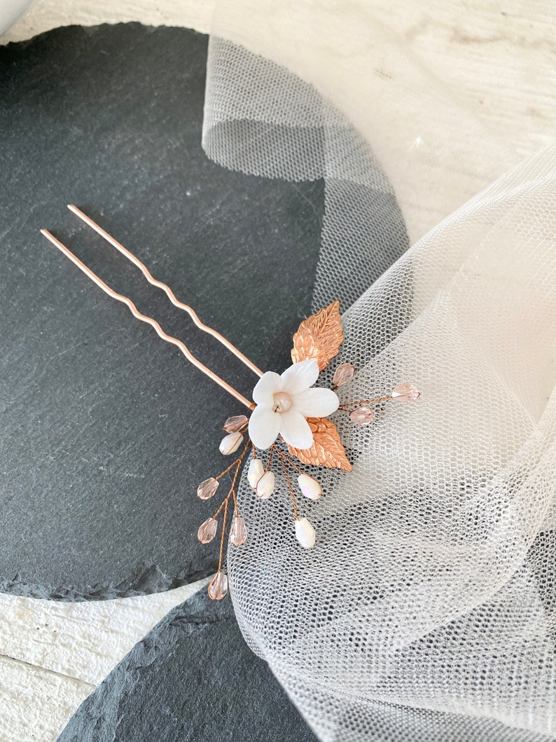 Kleine Porzellan Blume mit Perlen in weiß Braut Haarnadel mit Blume aus Modelliermasse Hochzeit Haarschmuck universal minimalistisch elegant Bild 10