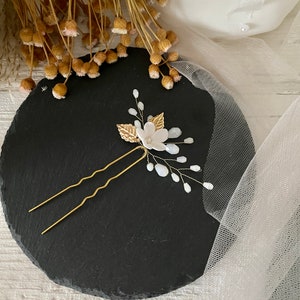 Kleine Porzellan Blume mit Perlen in weiß Braut Haarnadel mit Blume aus Modelliermasse Hochzeit Haarschmuck universal minimalistisch elegant Bild 3