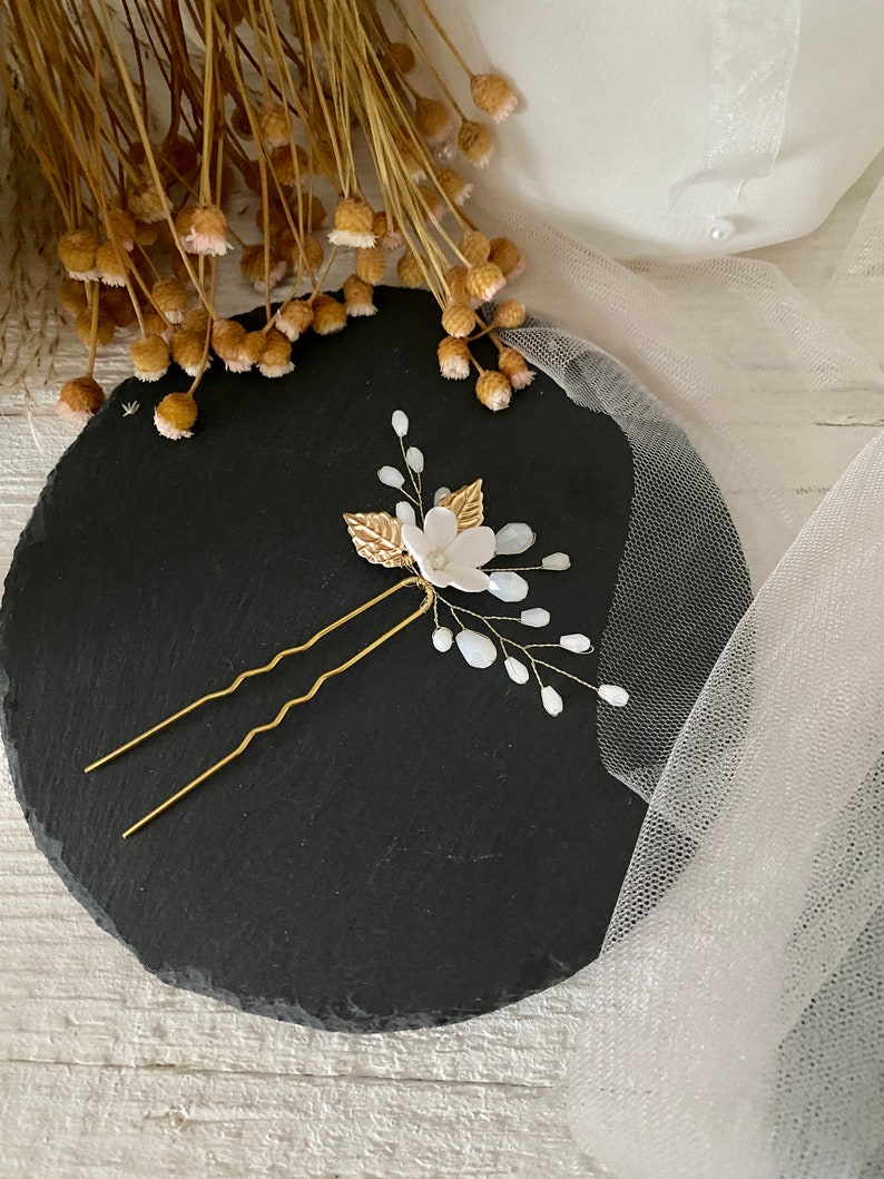 Kleine Porzellan Blume mit Perlen in weiß Braut Haarnadel mit Blume aus Modelliermasse Hochzeit Haarschmuck universal minimalistisch elegant Bild 3