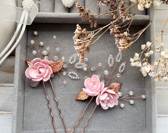 Hochzeit Haarschmuck mit zarten Porzellan Blumen und Perlen in hell rosa Brauthaarnadeln aus Modelliermasse in Roségold 2 Stück Clay Flower