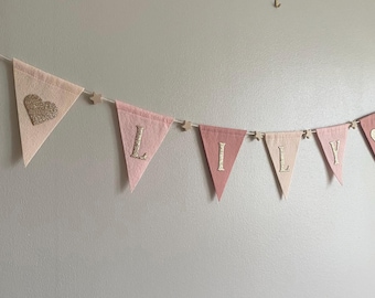 Roze blos op maat gemaakte gors, vilten gepersonaliseerde vlaggenslingers, banner babynaam, babyshowercadeaus, babycadeaus vilten vlaggenslingers