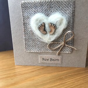 Handgemaakte wollen nieuwe babykaart, blanco rustieke babykaart, Schotse wollen babykaart, babyvoeten babykaart,
