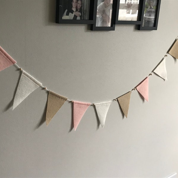 Boho vilten babygors, vilten vlaggen voor babyshower, lichtroze, beige en crème vilten kralen & kwastjesgors, handgemaakte babymeisjescadeaus,