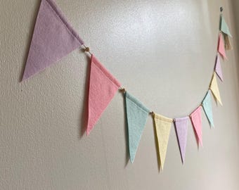 Pastelvilten kinderslinger, boho-decor met houten kralen