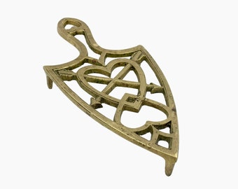 Suporte para panelas e pratos quentes vintage em latão com formato de coração e flecha.