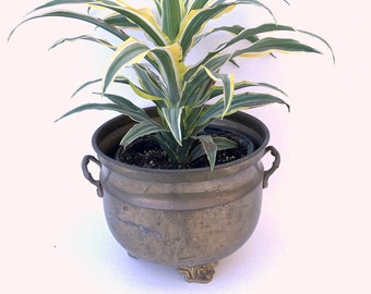 Vintage koperen plantenbak op voet met handgrepen, boho-decor