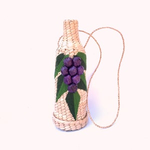 Vintage Hand Woven Sea Grass BOTTLE Wine Holder~Grapes with Leaves~Straw Sea Grass Bottle Carrier~Bar~Kitchen~Boho Decor