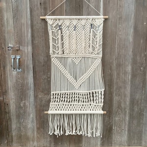 Grande tenture murale nouée en macramé vintage ~ corde de coton blanc crème avec bleus ~ bohème fabriqué à la main ~ art mural sud-ouest ~ déco des années 70