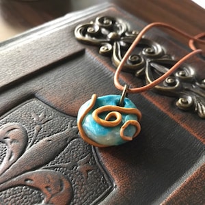Magisch blauw en goud wervelend amulet