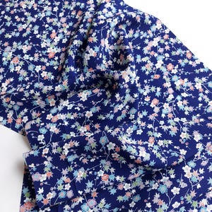 Tissu japonais pour kimono - Upcycle - Soie - À fleurs - Chirimen - Bleus, pêche, rouge, vert, blanc, lavande - Différentes longueurs