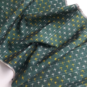 Tissu japonais pour kimonos - Upcycle - Soie - Tsumugi - croix tissée - motif kasuri - Couleur : vert, jaune, noir et blanc.