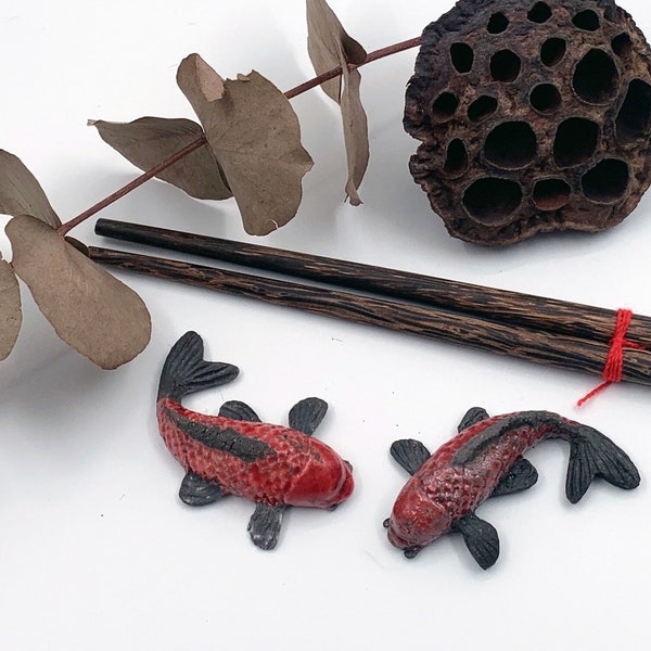 Paire de repose-baguette, porte-couteau, céramique raku, émail rouge, carpe koï, esprit Japon