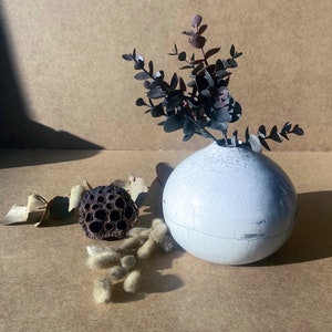 Drop-shaped raku ceramics stem vase. The perfect way to add a touch of floral poetry to your home.