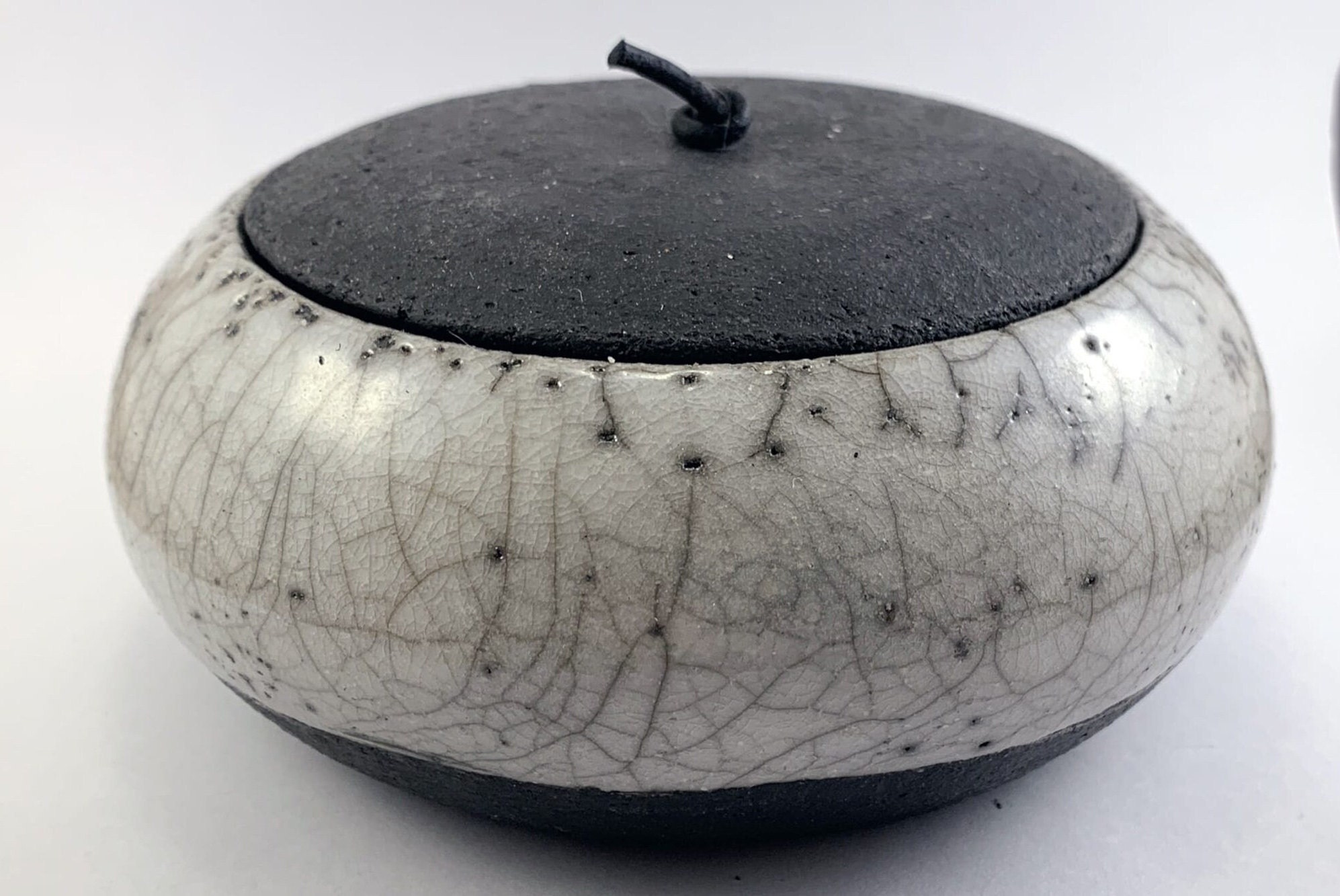Boite Céramique Raku, Émail Blanc, Couvercle Noir, Lien de Cuir Noir Véritable, Poterie Contemporain