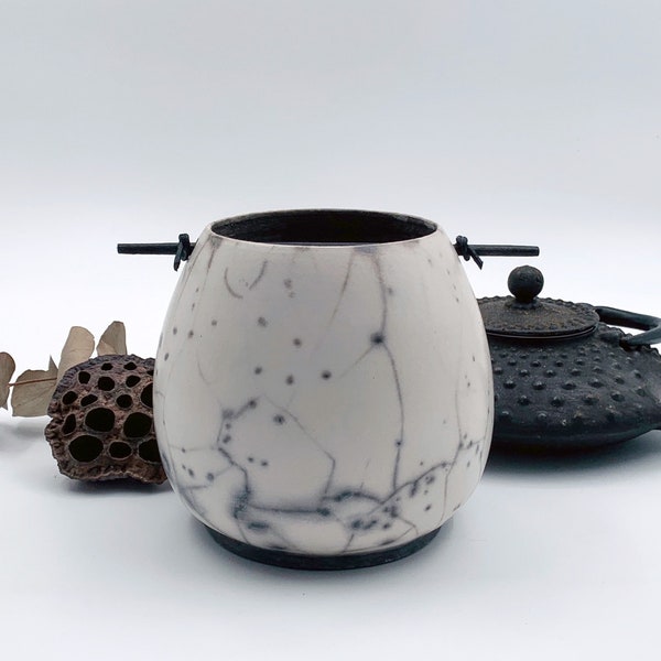 Vase céramique Raku nu, baguette bois et lien de cuir, poterie contemporaine, esprit Japon