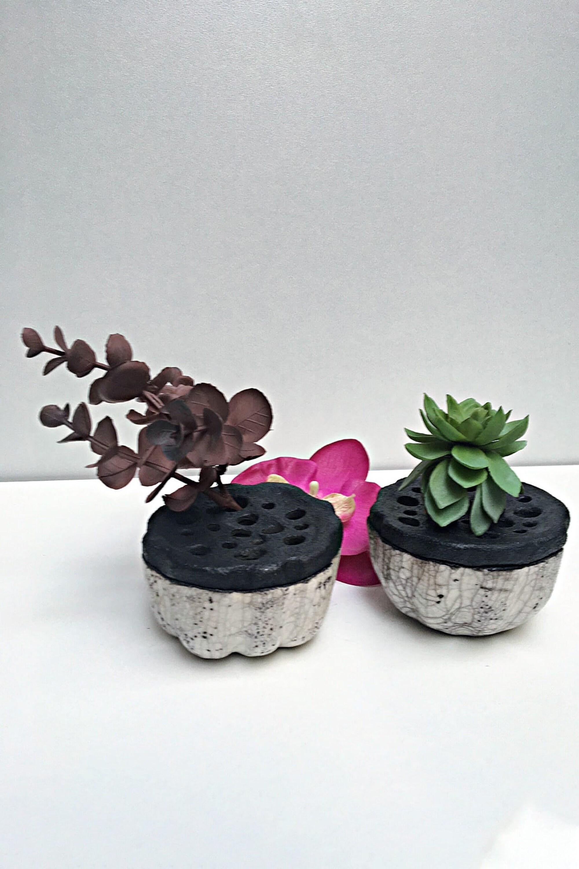 Pique-Fleurs, Forme Lotus, Céramique Raku Émaillée Blanc, Couvercle Noir, Poterie Artisanale