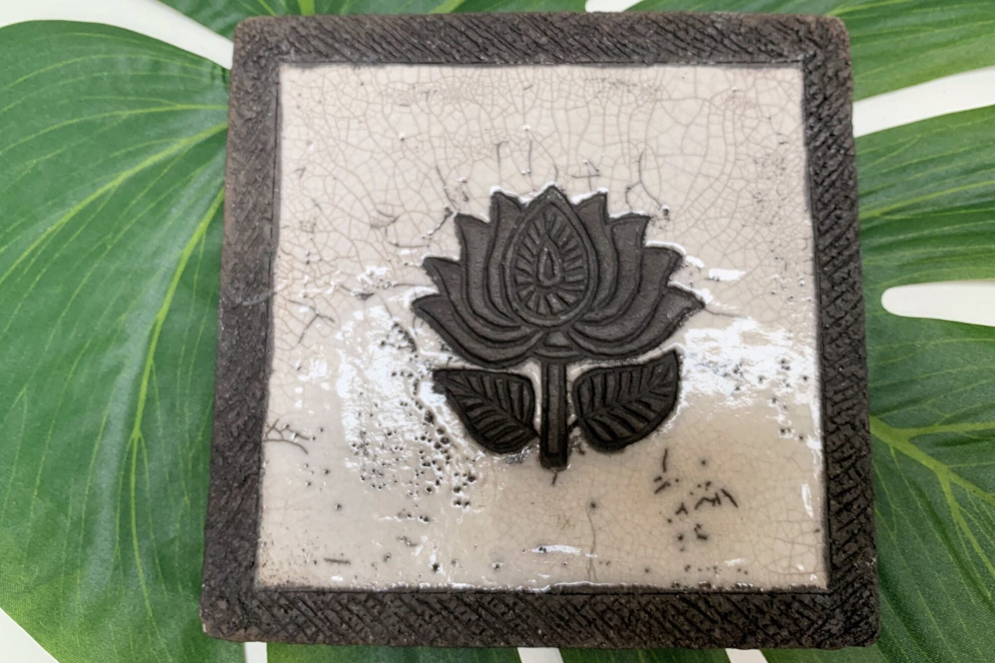 Dessous de Plat en Céramique Raku Émaillé Blanc, Motif Lotus et Bords Travaillés Noirs, Poterie Arti