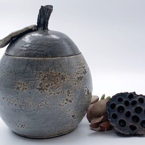 Boite céramique raku émail mauve, forme de poire, poterie artisanale image 1