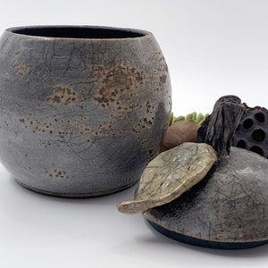 Boite céramique raku émail mauve, forme de poire, poterie artisanale image 3