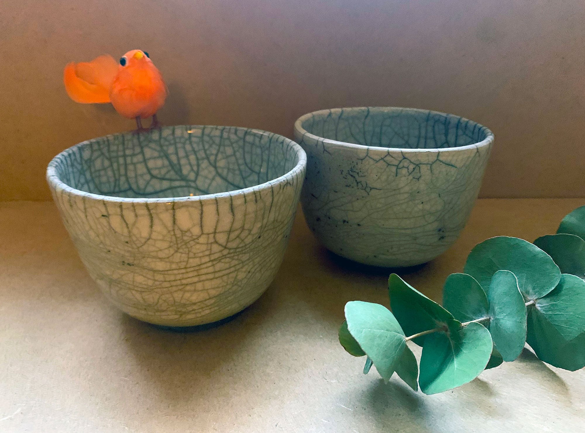 Petit Bol Évasé en Raku Émaillé Blanc, Pied Enfumé Noir, Céramique Artisanale