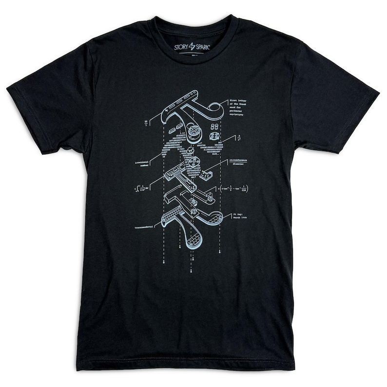 Może przedstawiać: Czarny t-shirt z jasnoniebieskim nadrukiem diagramu. Diagram jest techniczną ilustracją urządzenia mechanicznego, z etykietami i pomiarami. Koszulka ma logo Story Spark na g&oacute;rze.