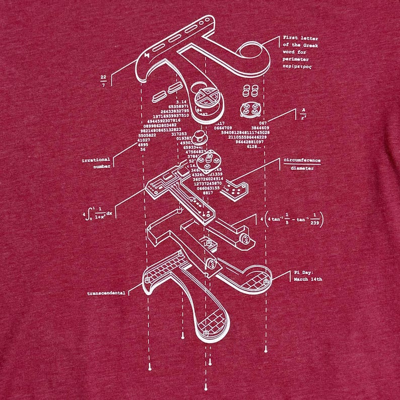 Może przedstawiać: Bordowa koszulka z białym schematycznym wzorem symbolu Pi. Projekt zawiera liczby, r&oacute;wnania i tekst "Pi Day: March 14th". Unikalna koszulka graficzna dla entuzjast&oacute;w matematyki.